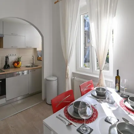 Apartamento Lera With Private Parking, 150m From Sea Opatija