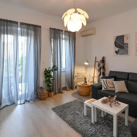 Apartman Lera With Private Parking, 150m From Sea Abbázia