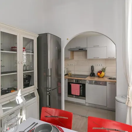 Lera With Private Parking, 150m From Sea *