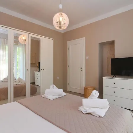 Lera With Private Parking, 150m From Sea Apartman Abbázia
