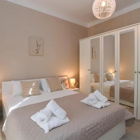 Lera With Private Parking, 150m From Sea 아파트 *