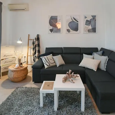 Lera With Private Parking, 150m From Sea 아파트 오파티아